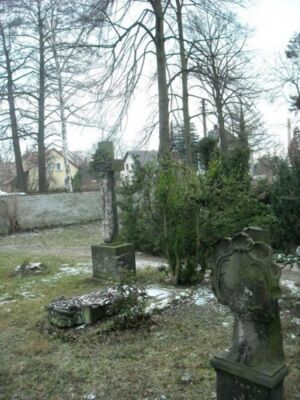 Historische Grabsteine auf dem Schwepnitzer Friedhof